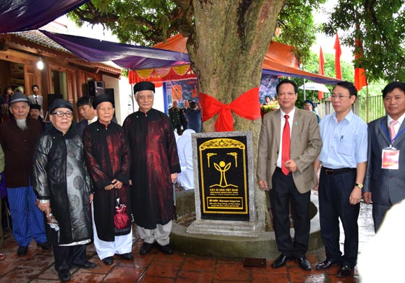 [-]HUSTA[-]và[-]VACNE[-]chung[-]một[-]mái[-]nhà,[-]rất[-]gần[-]về[-]lý[-]tưởng[-]và[-]mục[-]đích